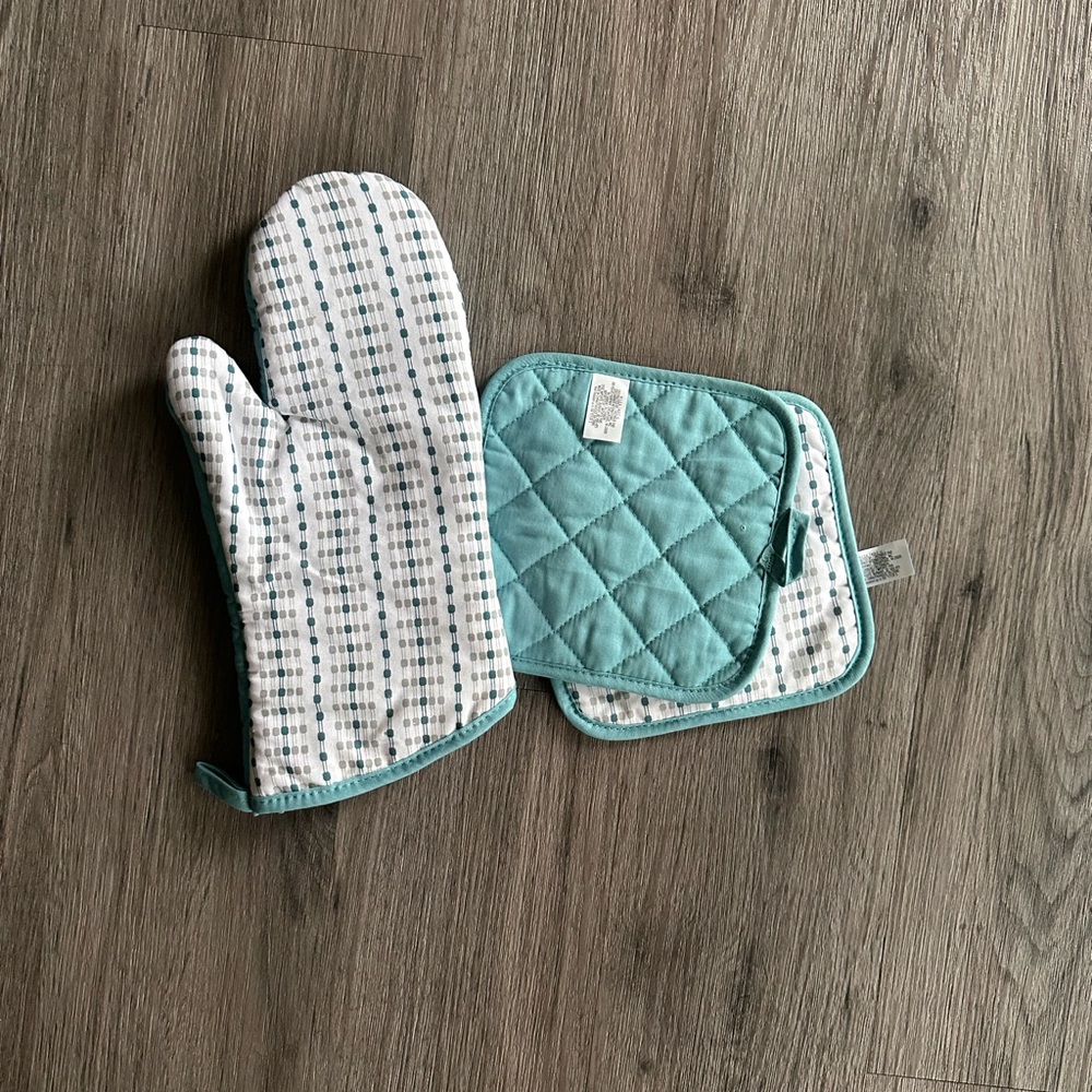 Teal and White Oven Mitt and Pot Holder Set
